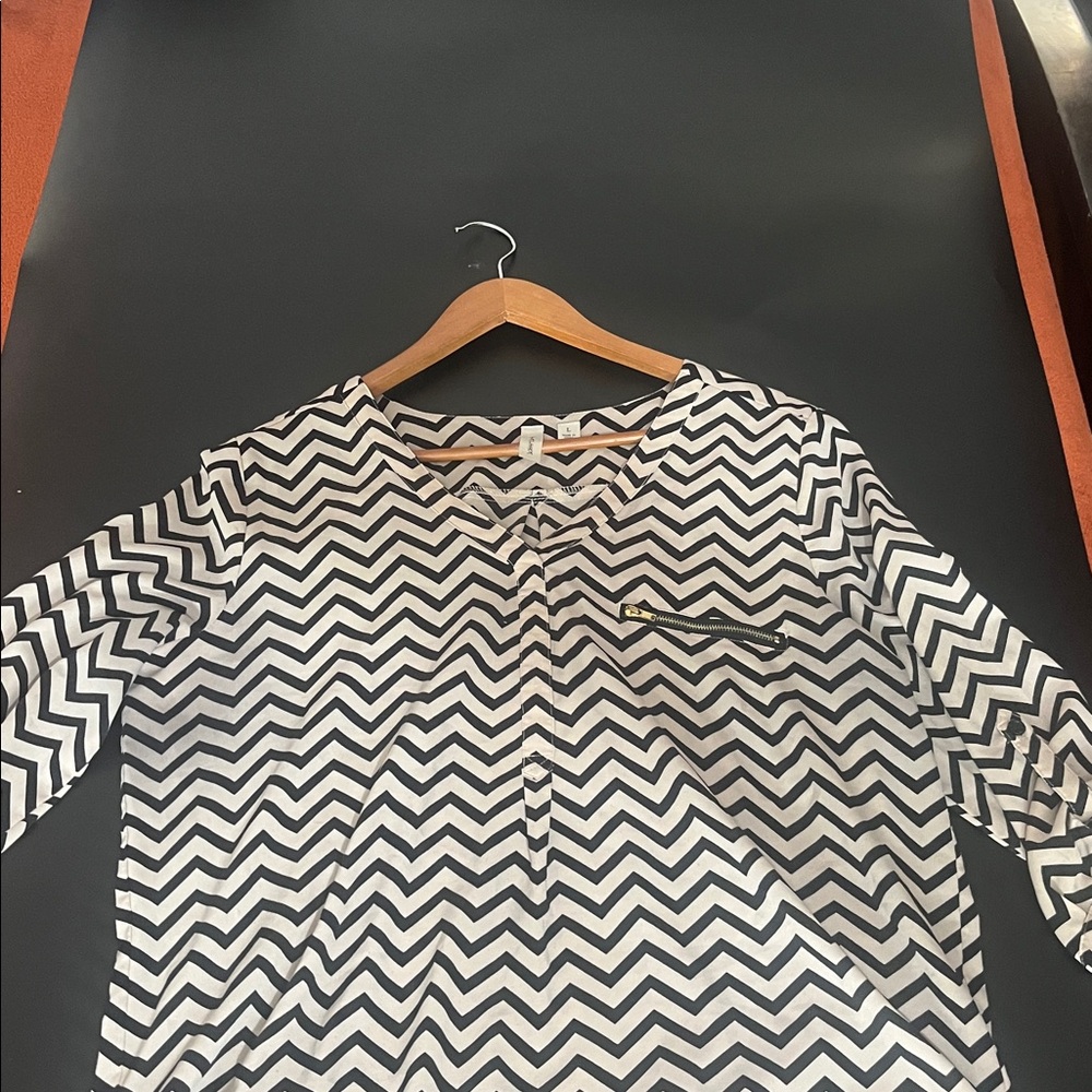 Tacera Chevron Patterned Top in Black and Cream